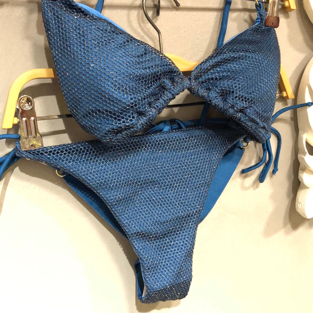 Bikini triangolo petrolio