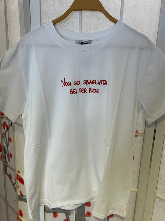 T-shirt “non sei sbagliata, sei per pochi”